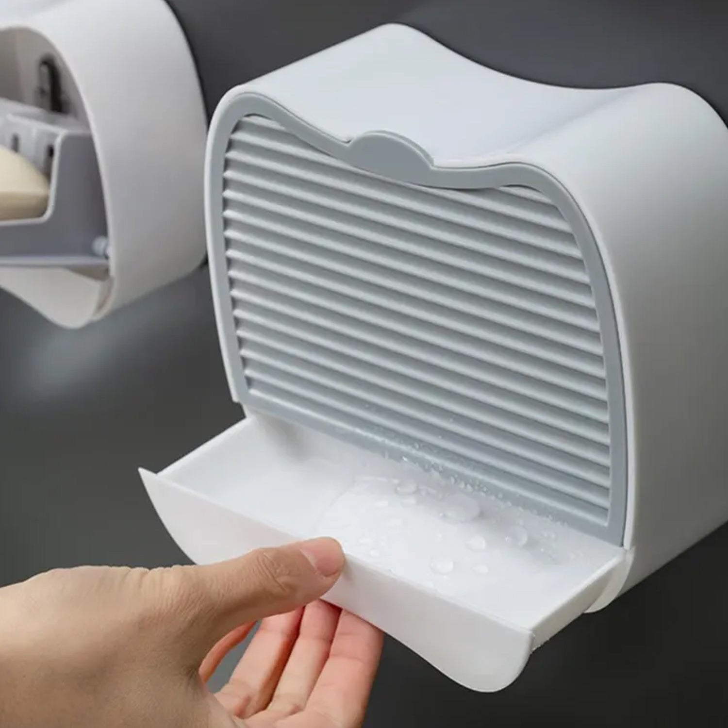 Soap box with flip-top and drainage system, ideal for bathroom use. Soap box with flip-top and drainage system, ideal for bathroom use.